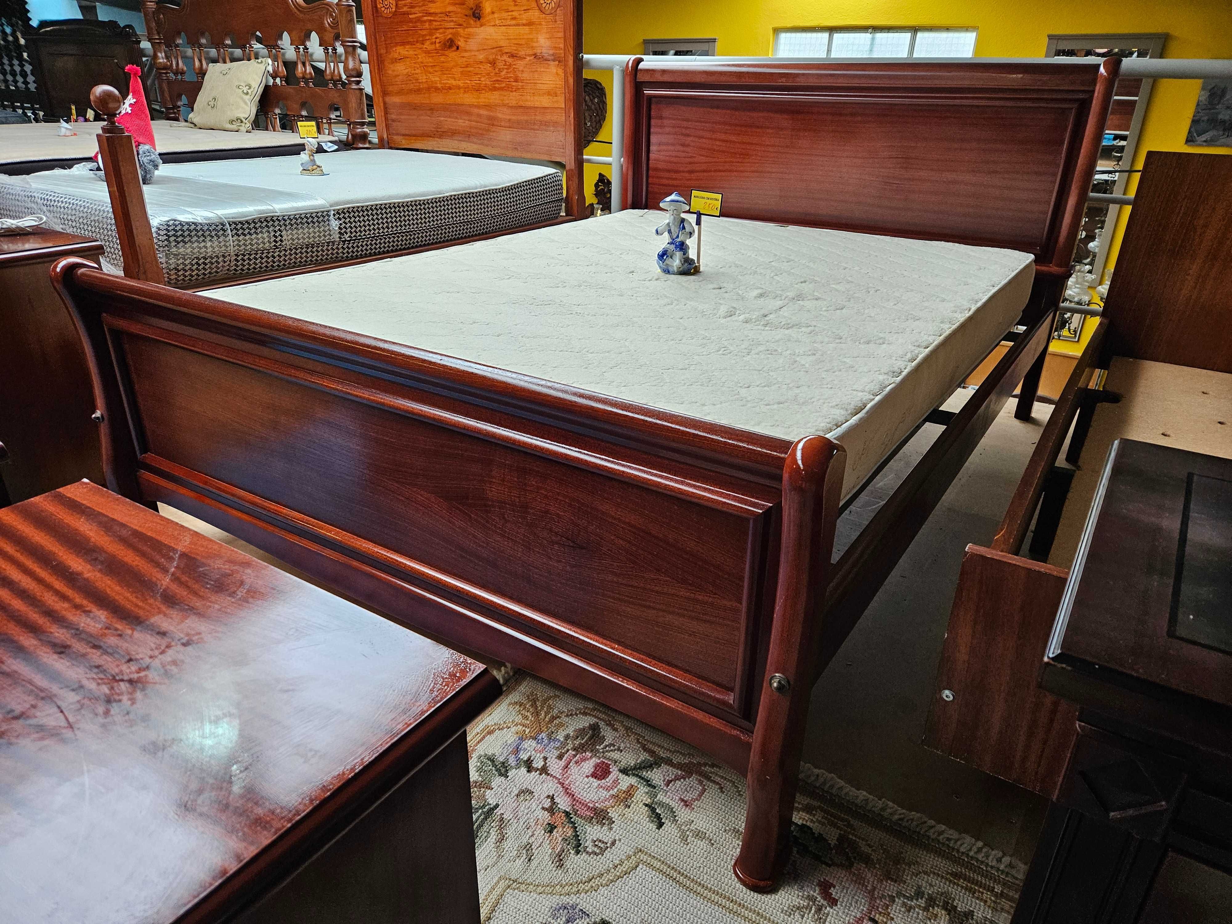Excelente cama em madeira com estrado e colchão - Muito bo