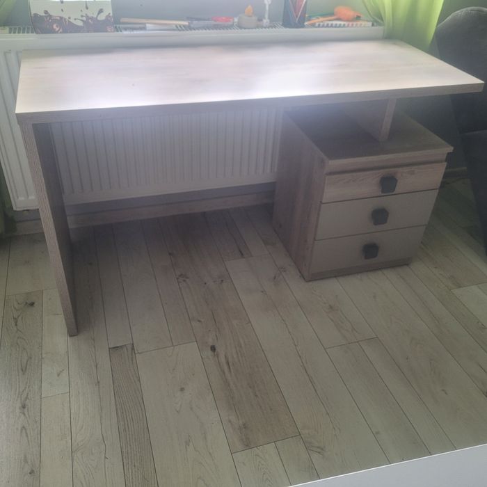 Biurko z półkami na ściane