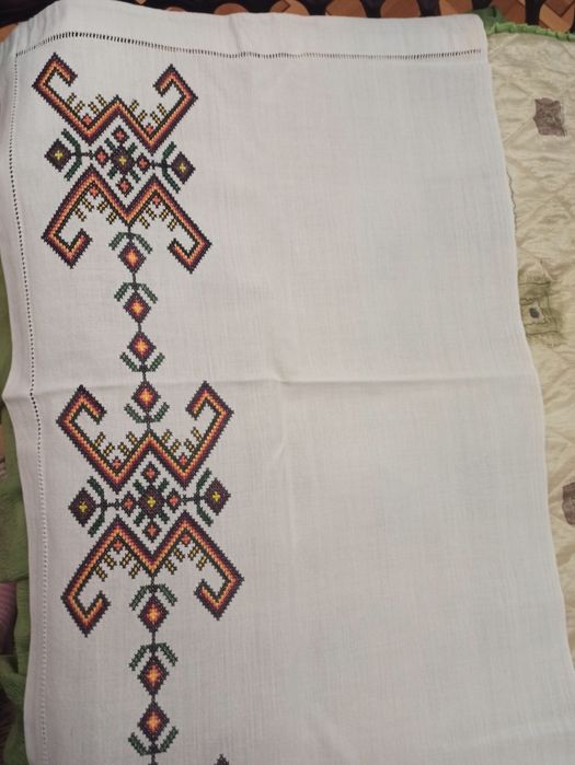 Продам шторки вишивані на ліжко