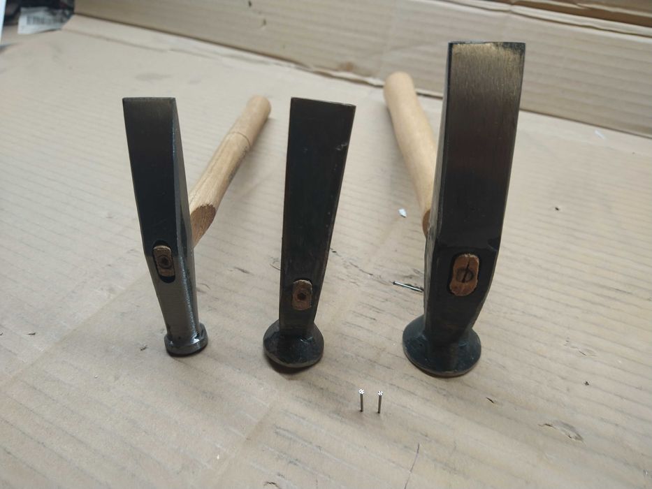 Martelo sapateiro e gaspeadeira