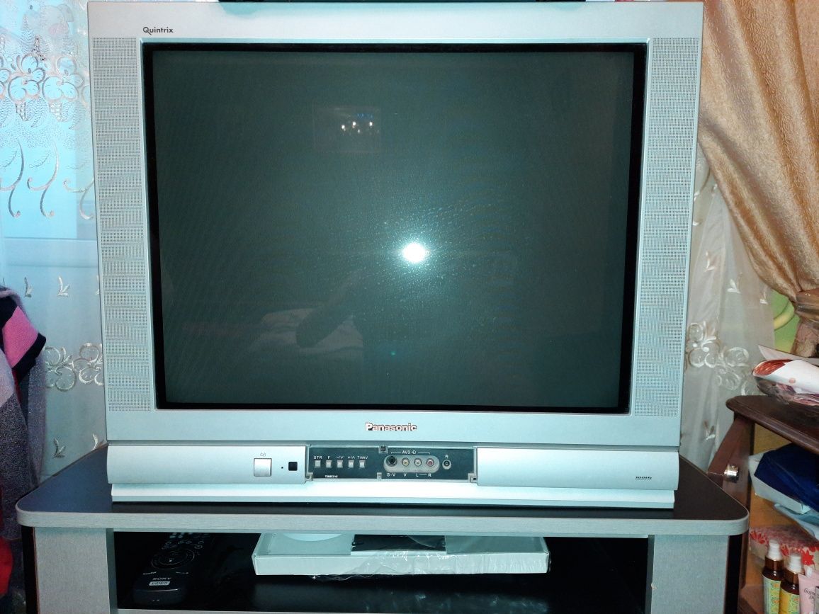 Телевизор Panasonic. Тумба в подарок!
