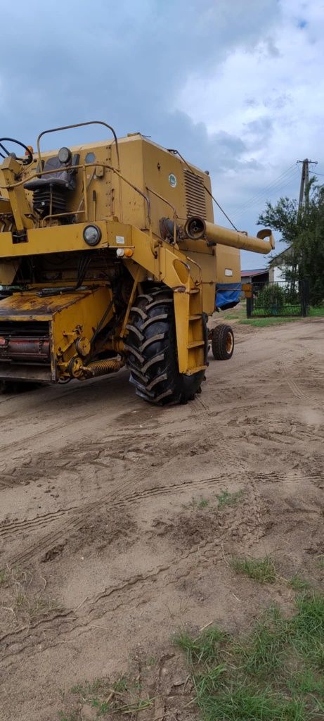 Kombajn Bizon Z056 + heder i wózek
