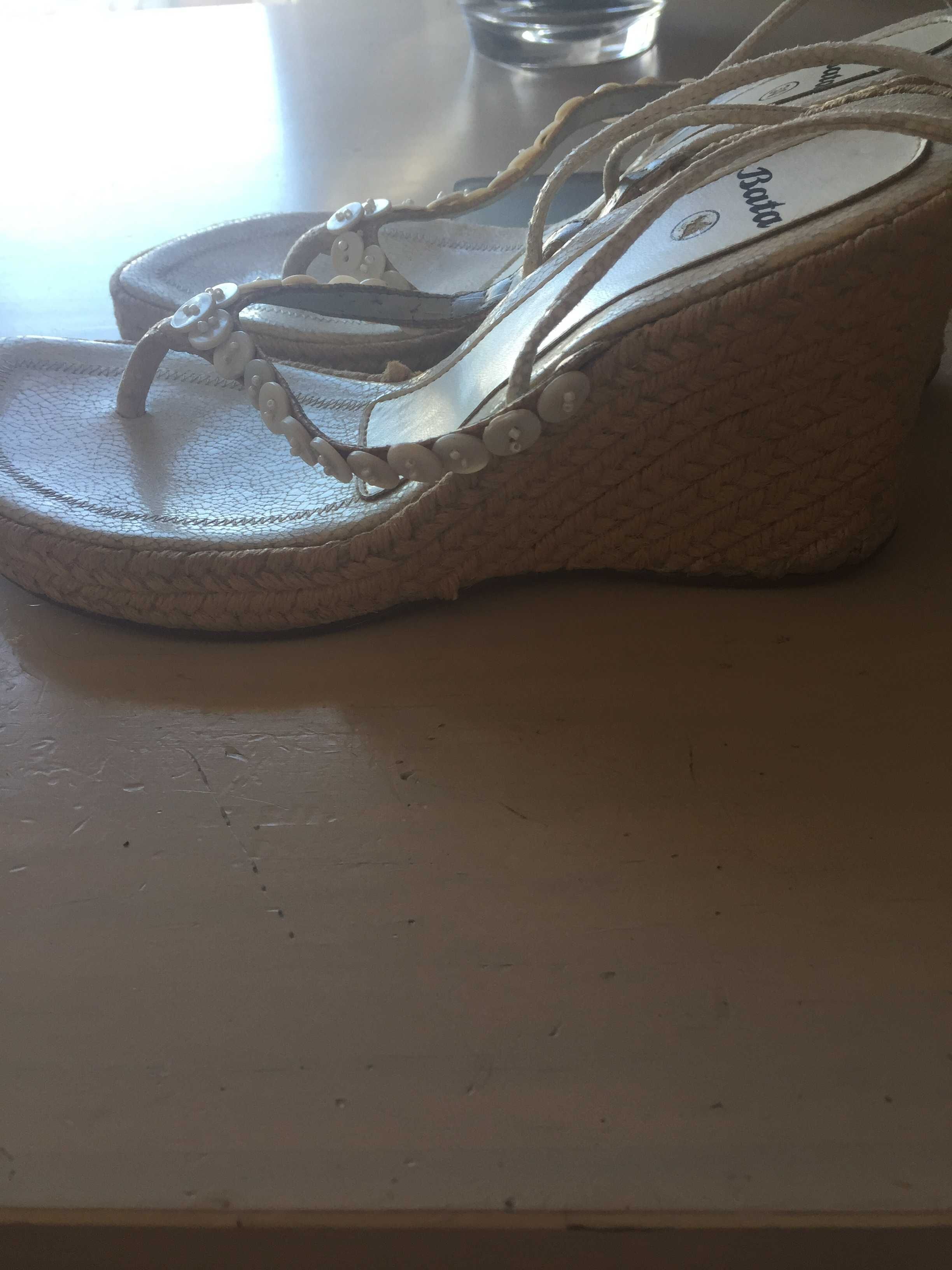 Sandálias Marca Bata n.º 38-Salto alto em cunha
