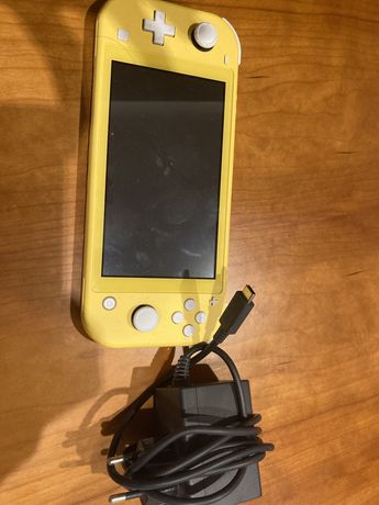 Nintendo Switch Lite amarela+ carregador