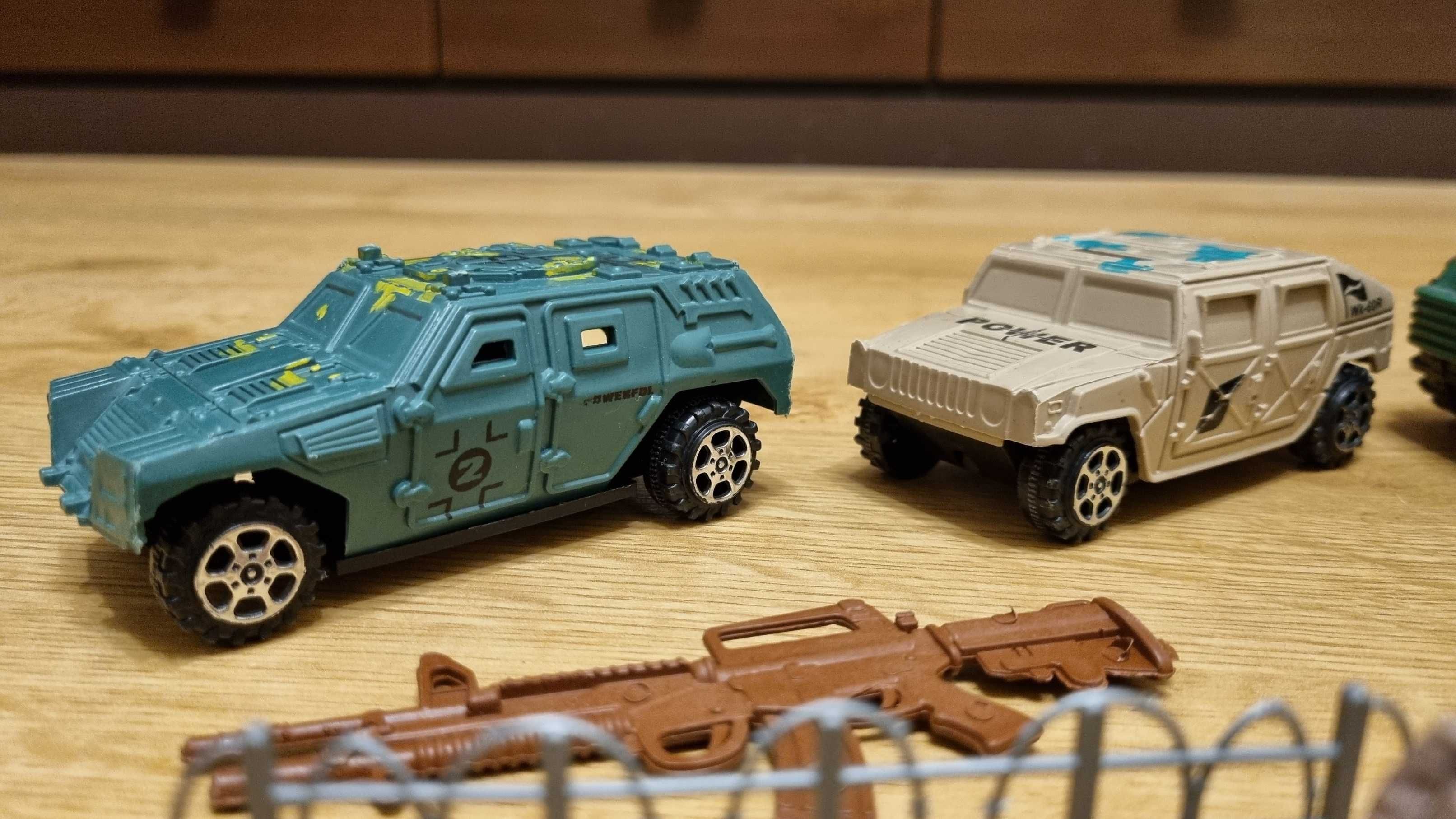 Zabawki samochody bojowe żołnierzyki