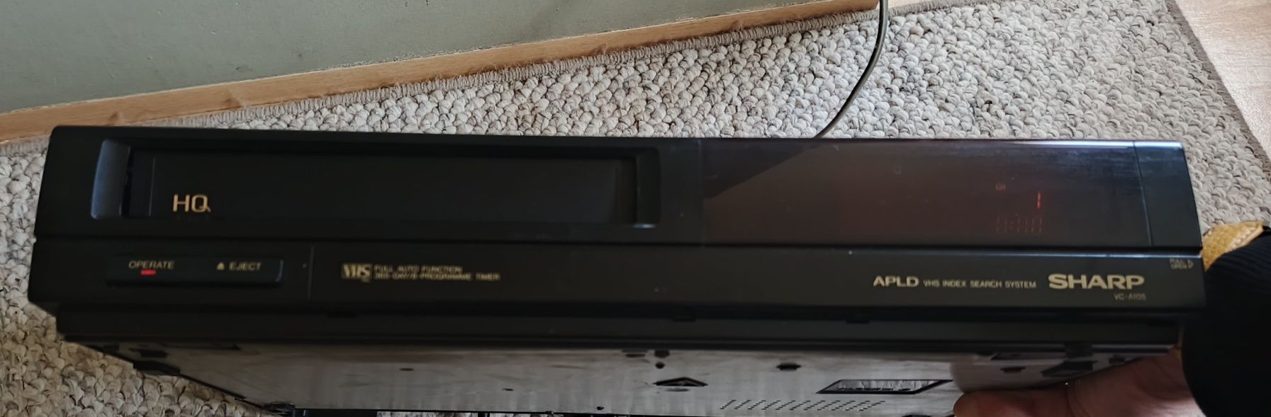 Sharp VC-A105B - magnetowid z lat 90