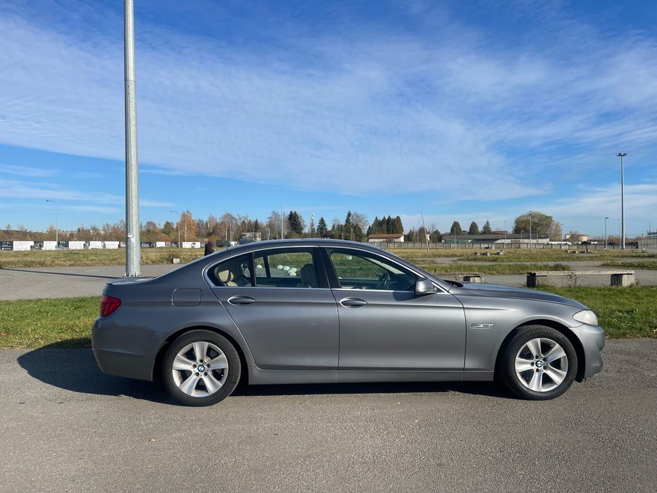 Автомобіль BMW 5 2012 року