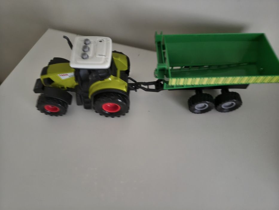 Трактор з причепом зі звуковими ефектами.