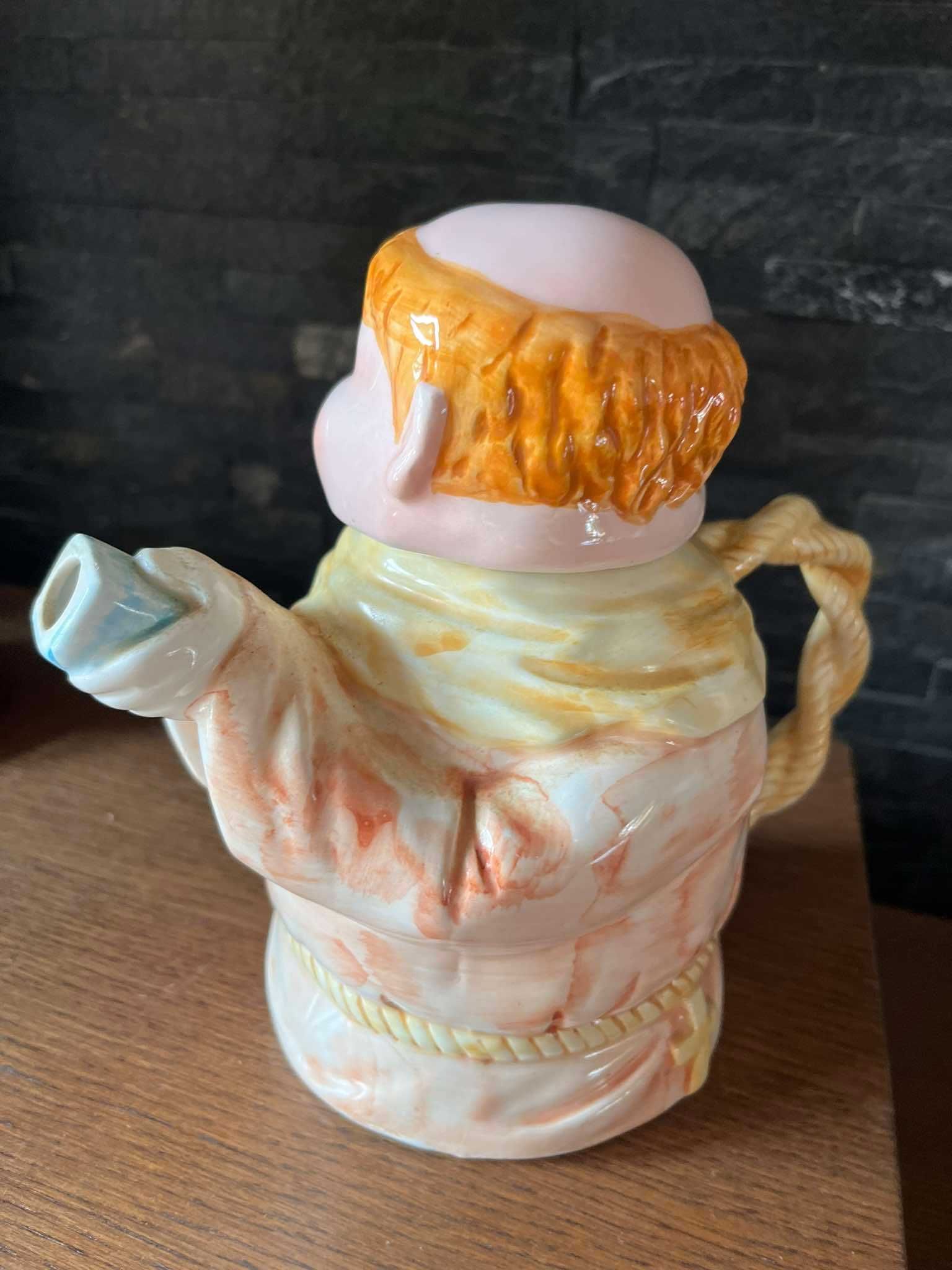 Mnich zakonnik porcelanowy dzbanek