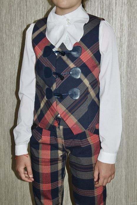 Шкільний костюм в клітину від Mone, жилет та штани. Розмір - 146
