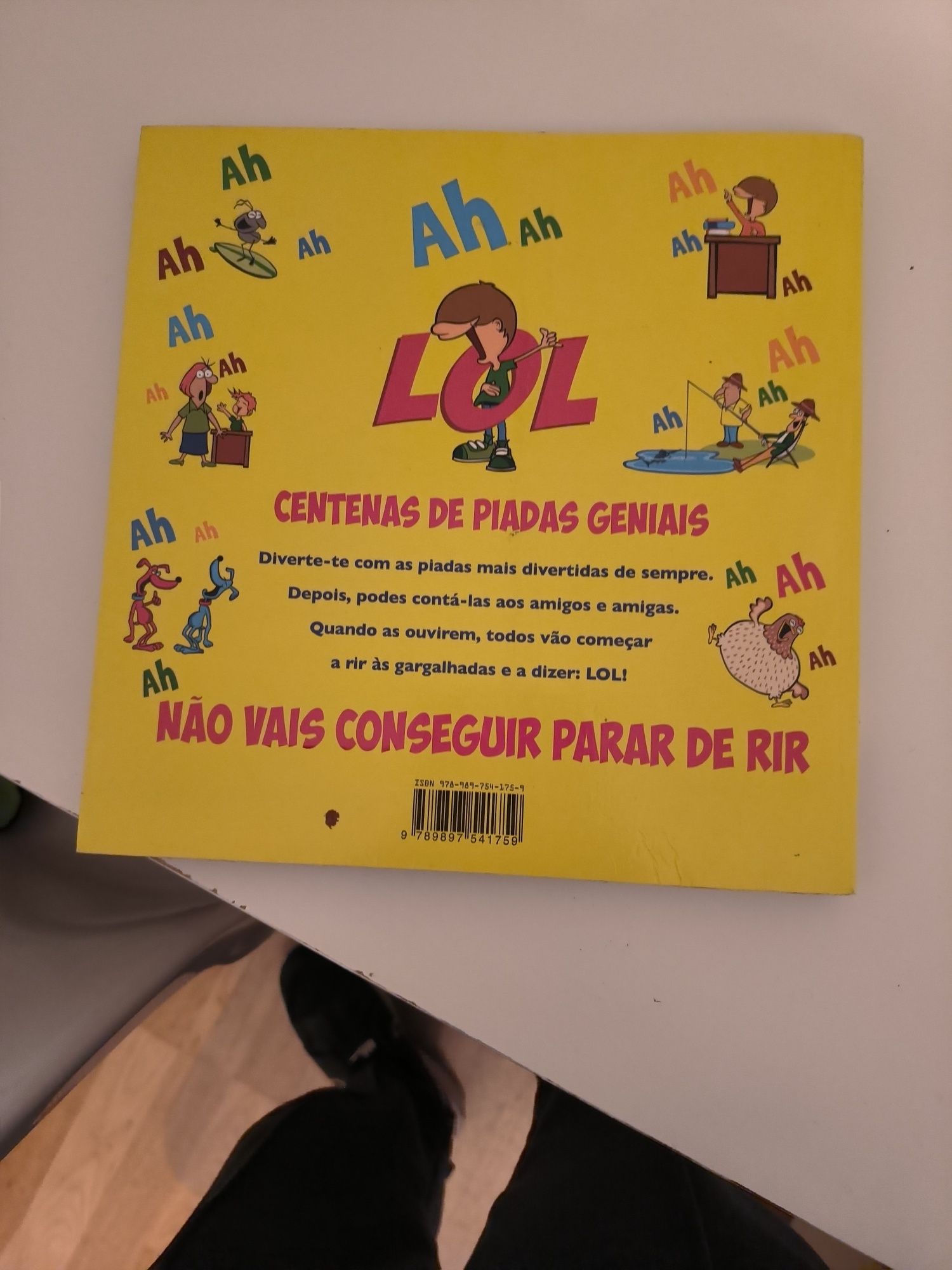 Livro de piadas em ótimo estado