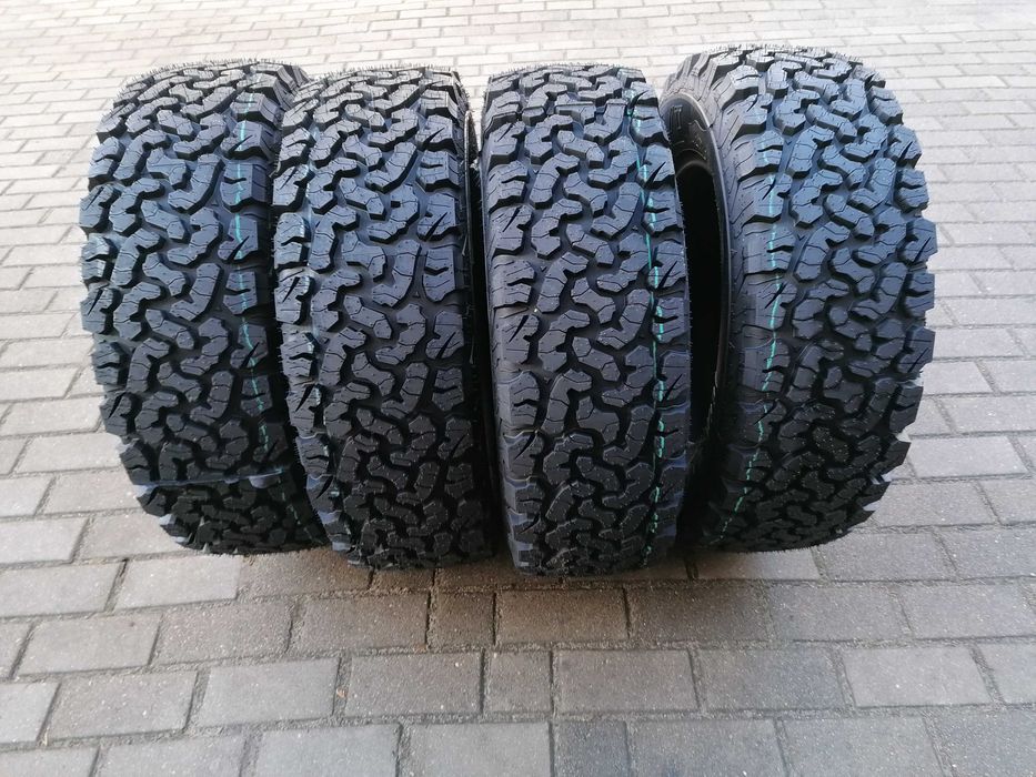Opony uniwersalne bieżnikowane do aut terenowych.