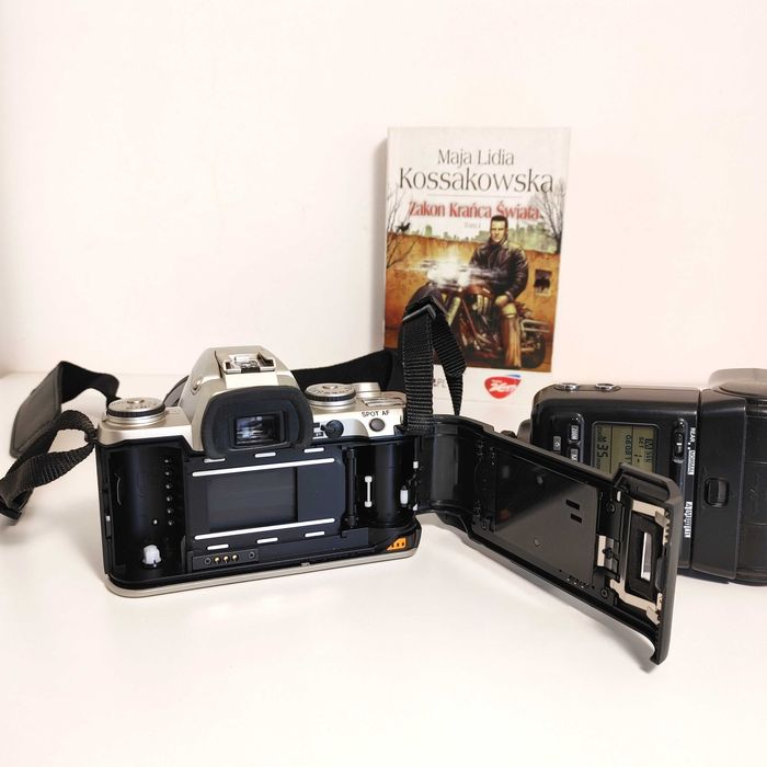 Uniwersalna lustrzanka analogowa PENTAX MZ 5 z lampą  NIKON SB 24