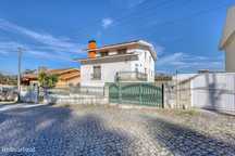 Moradia T5 em S. Félix da Marinha com garagem próximo da praia