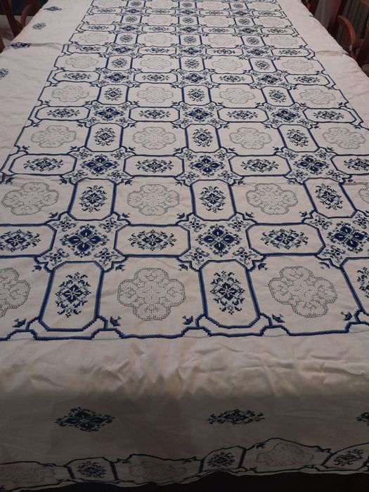 Toalha integralmente bordada à mão ponto cruz