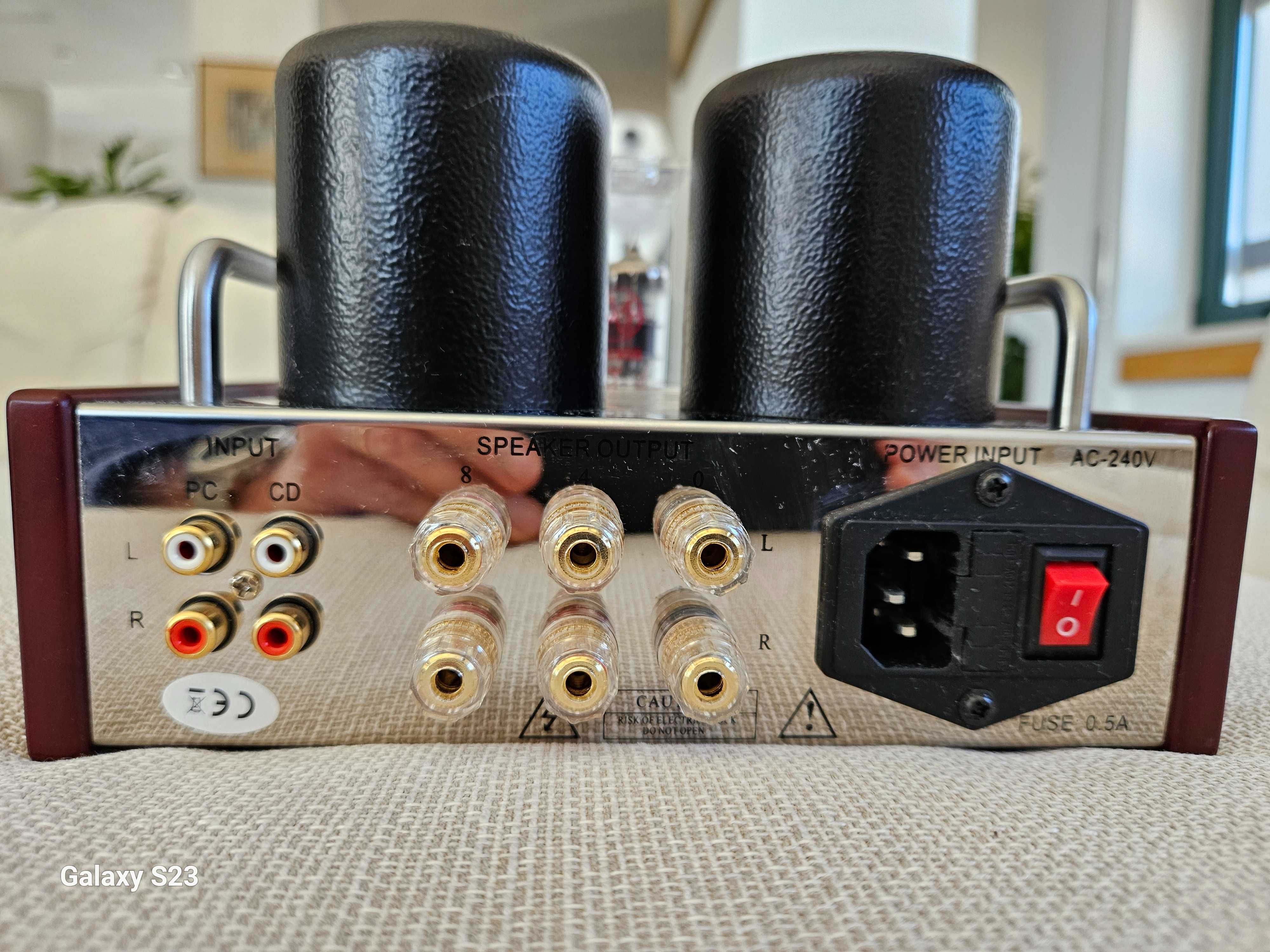 Amplificador Single Ended Triode (SET), marca Boyuu, classe A.