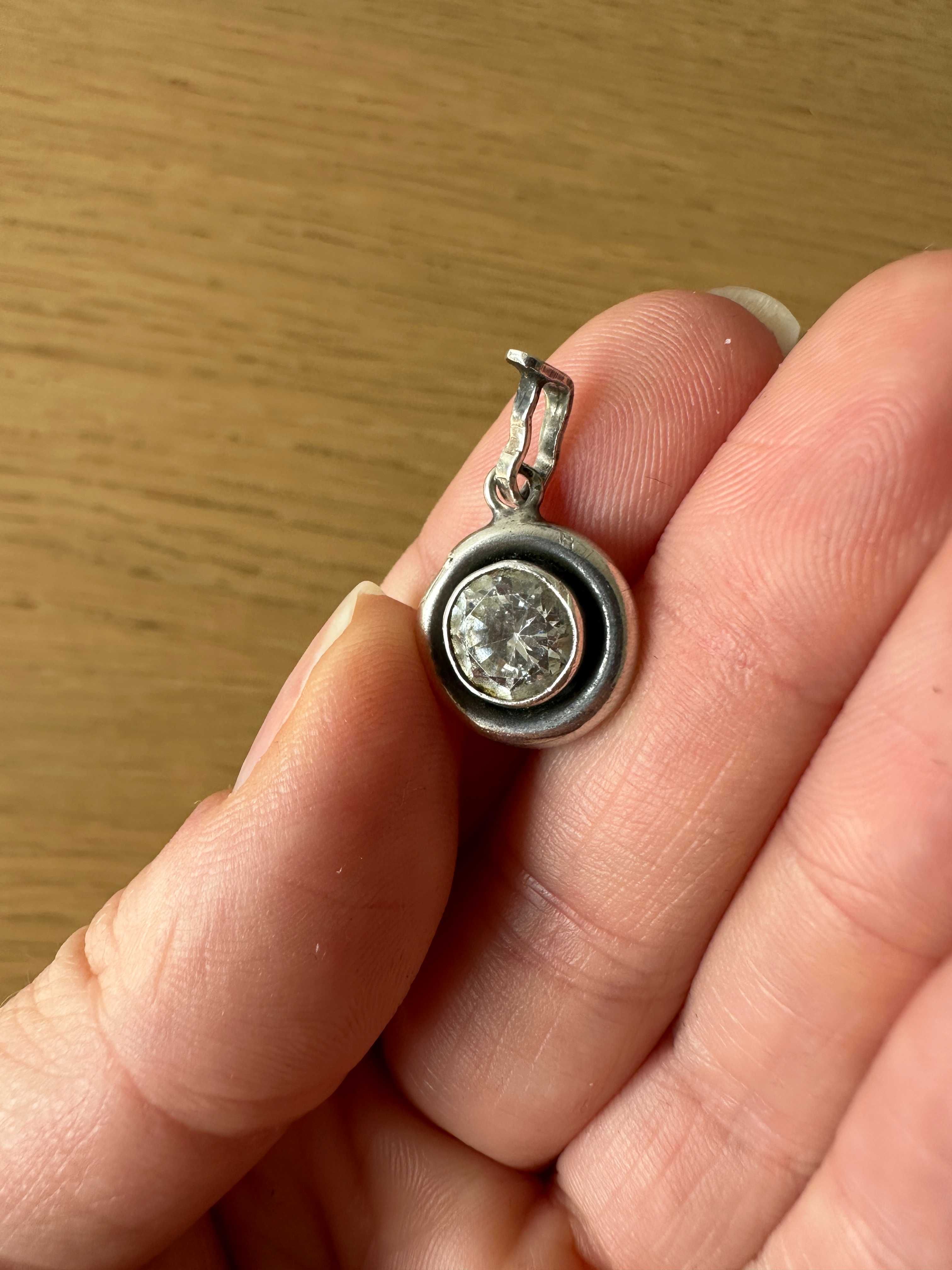 Srebrny zestaw z kryształem górskim: wisiorek, pierścionek, klispy