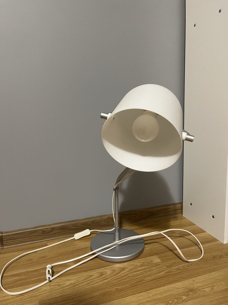 Stojacą lampka na biurko Svirvel ikea