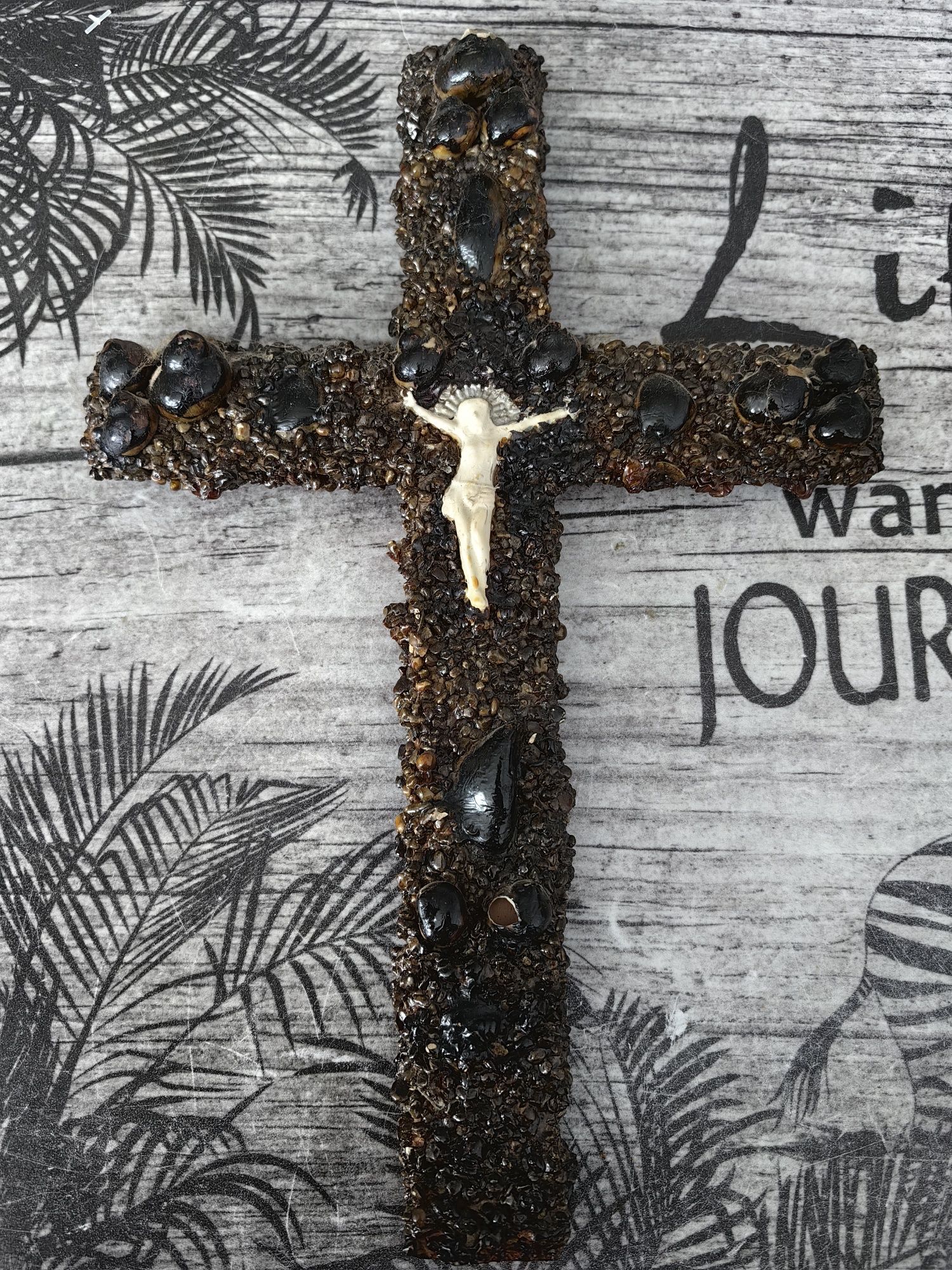 Stary krzyż z piasku i muszelek