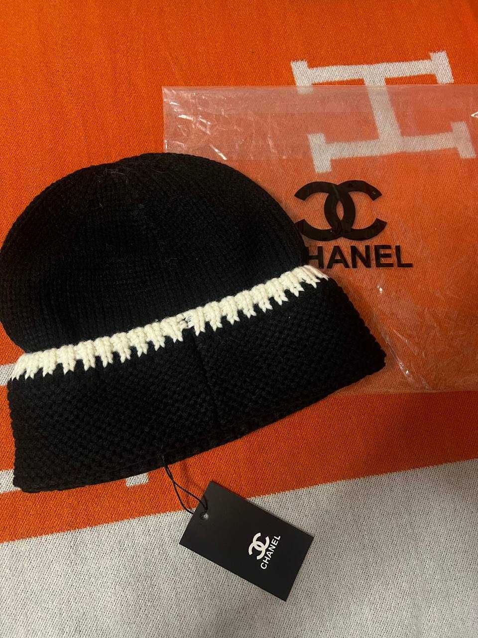 Czapka Chanel – Wełniana z Białymi Detalami