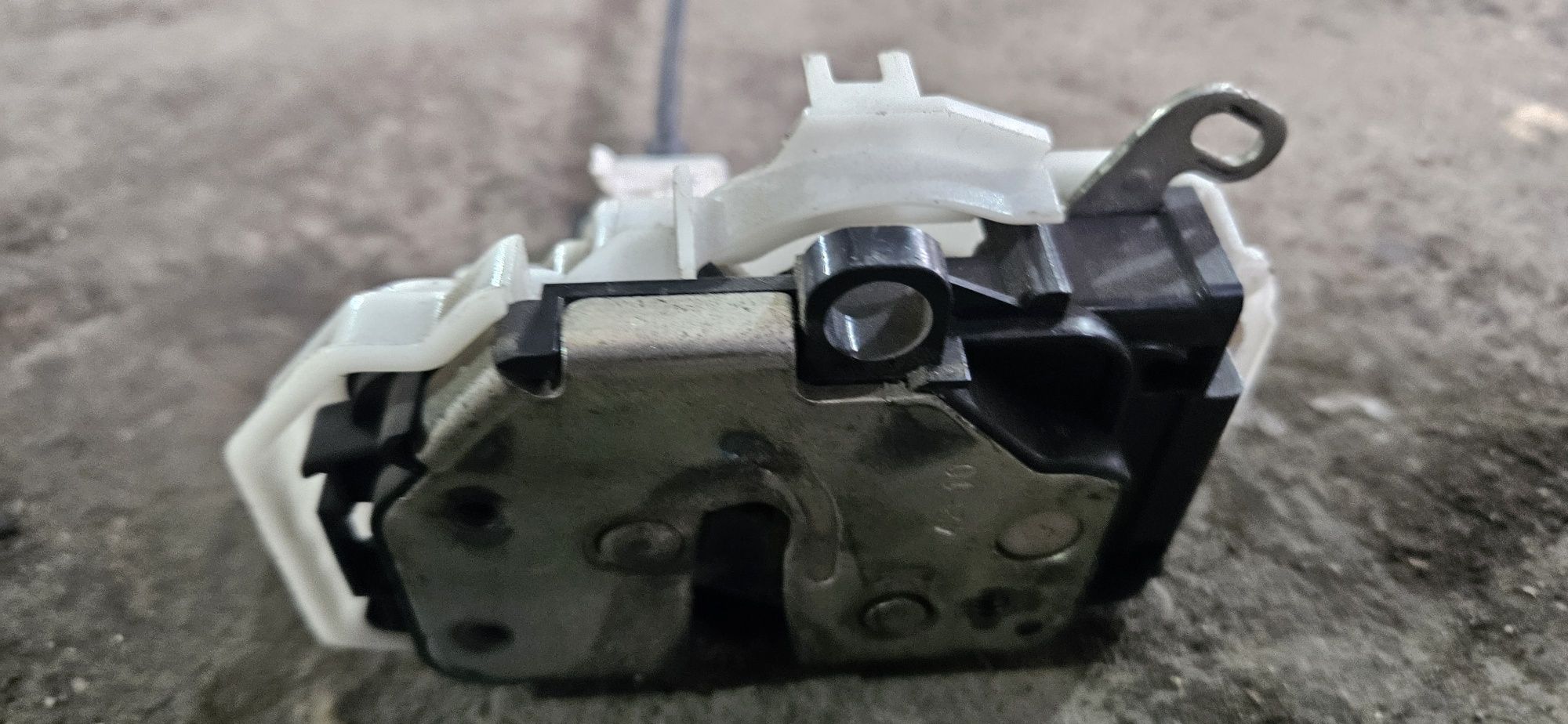Ford Ka mk2 zamek drzwi prawy