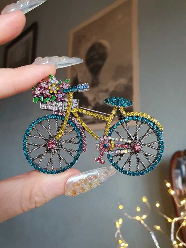 Broche / pregadeira / alfiente bicicleta com cristais multicolor