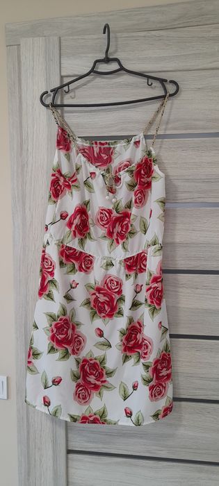 Сукня з легкої тканини в квіточку.