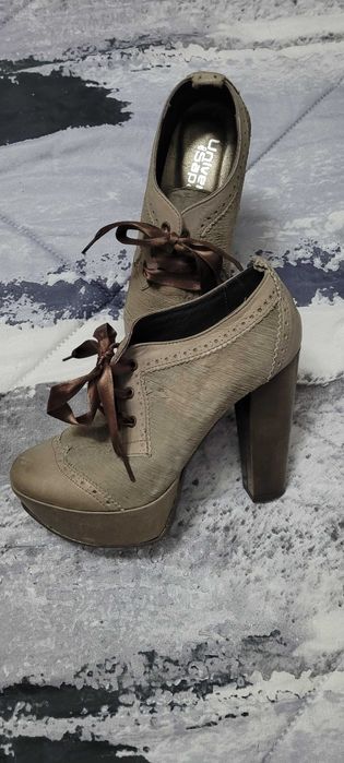 Sapatos em pele,tamanho  38