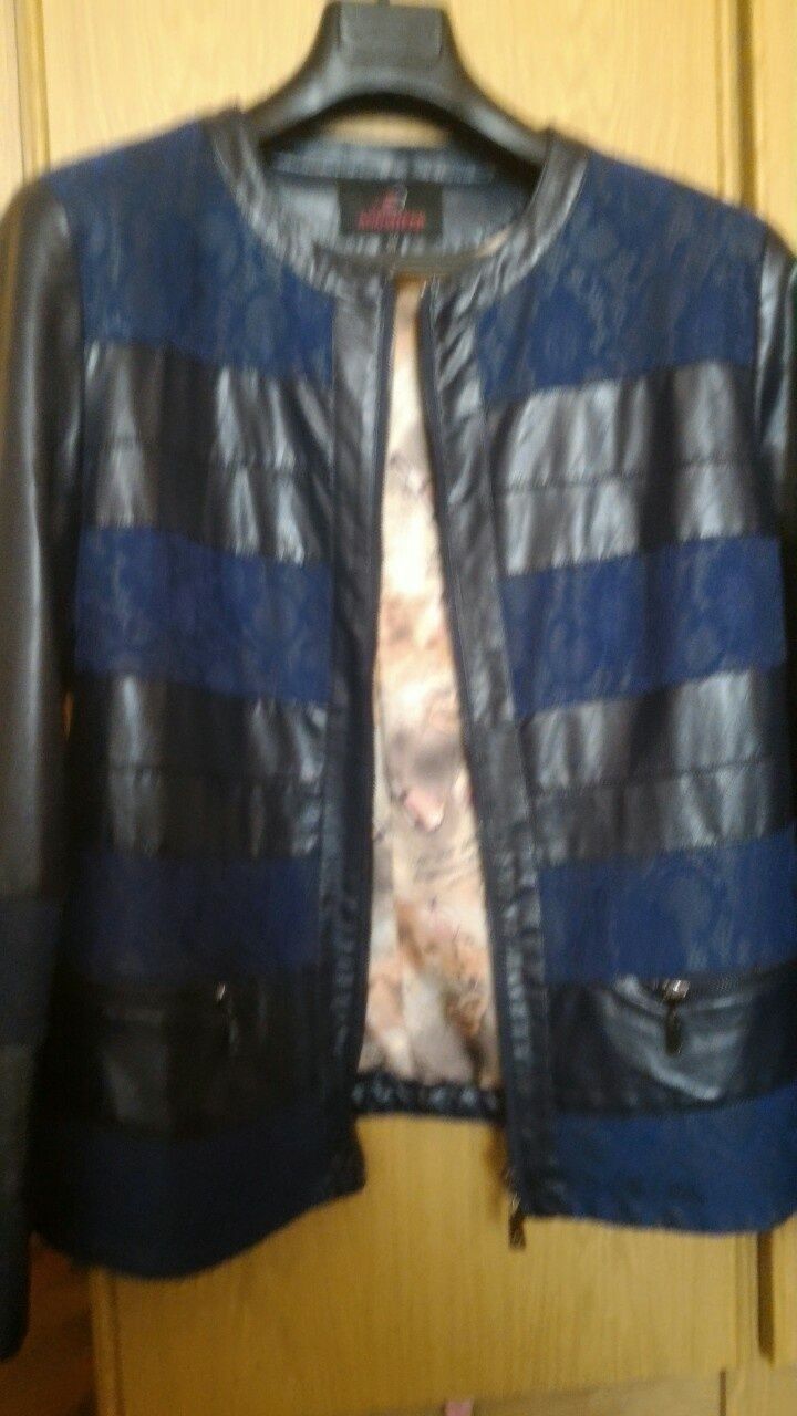 Куртка женская демисезонная из кожзама тёмно-синего цветами