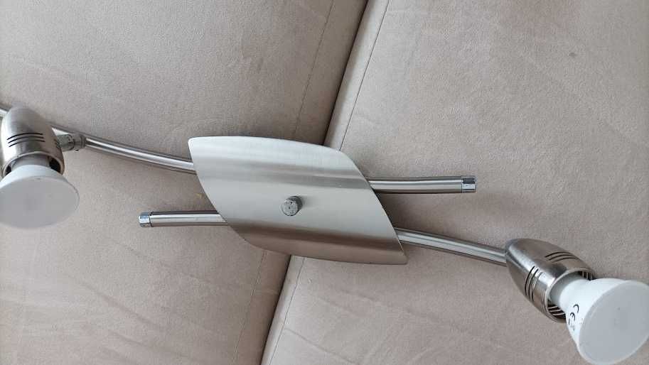 Plafon de formato longo moderna e elegante, em inox cromado brilhante.