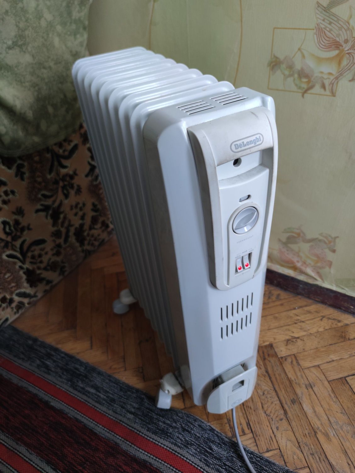 Масляный обогреватель на 9 секций DeLonghi
DeLonghi KH770920
Масляны