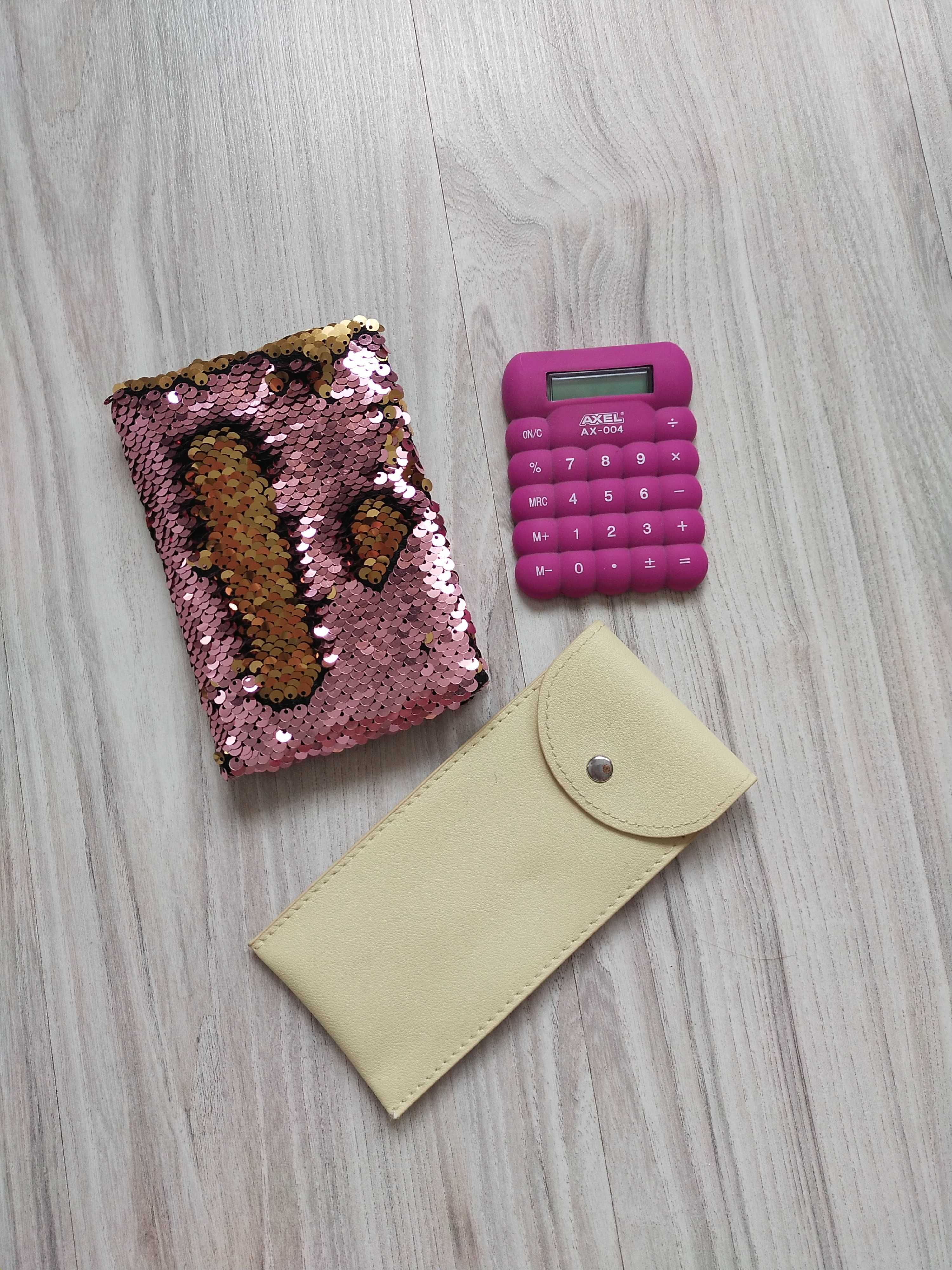 Różowo-złoty notes, kalkulator, piórnik na długopisy