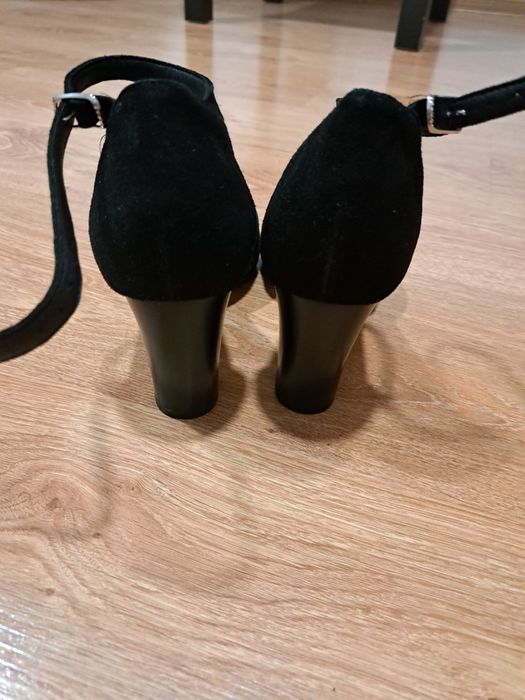 Sandaly na słupku r. 39