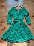Zielona sukienka pin up retro w grochy