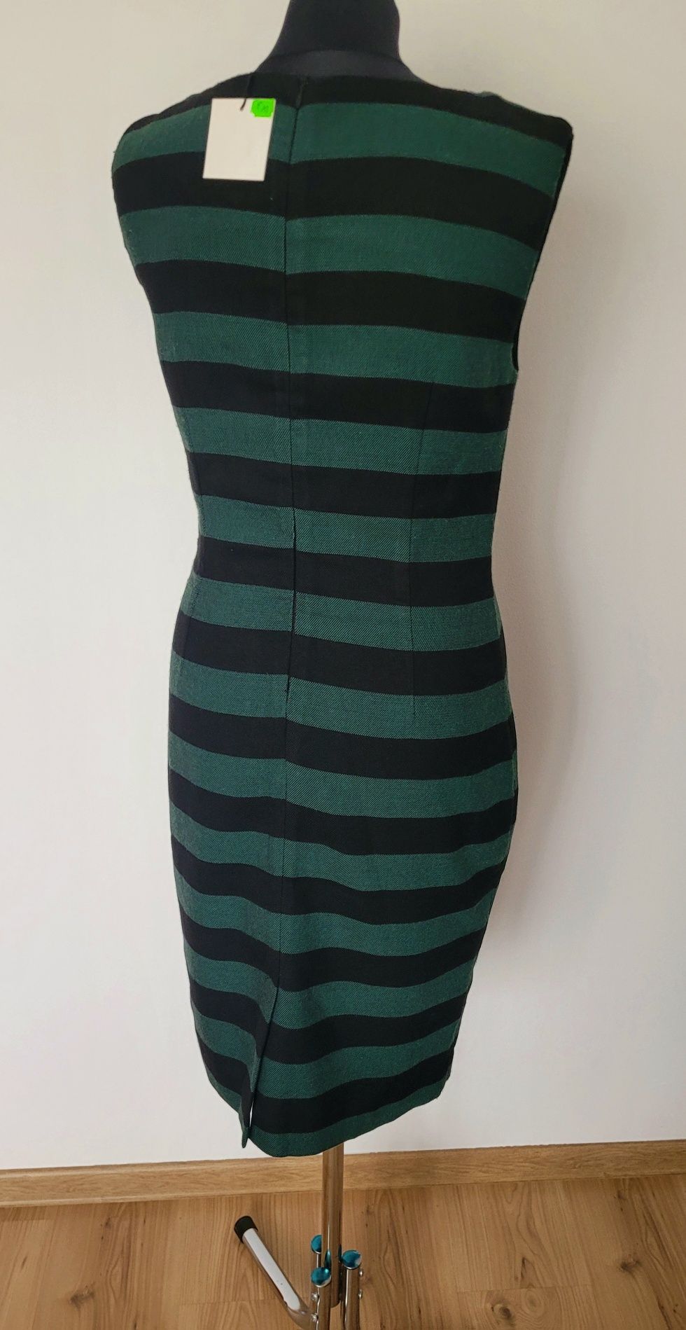 Nowa piękna elegancka sukienka midi bez rękawów w poziome paski M