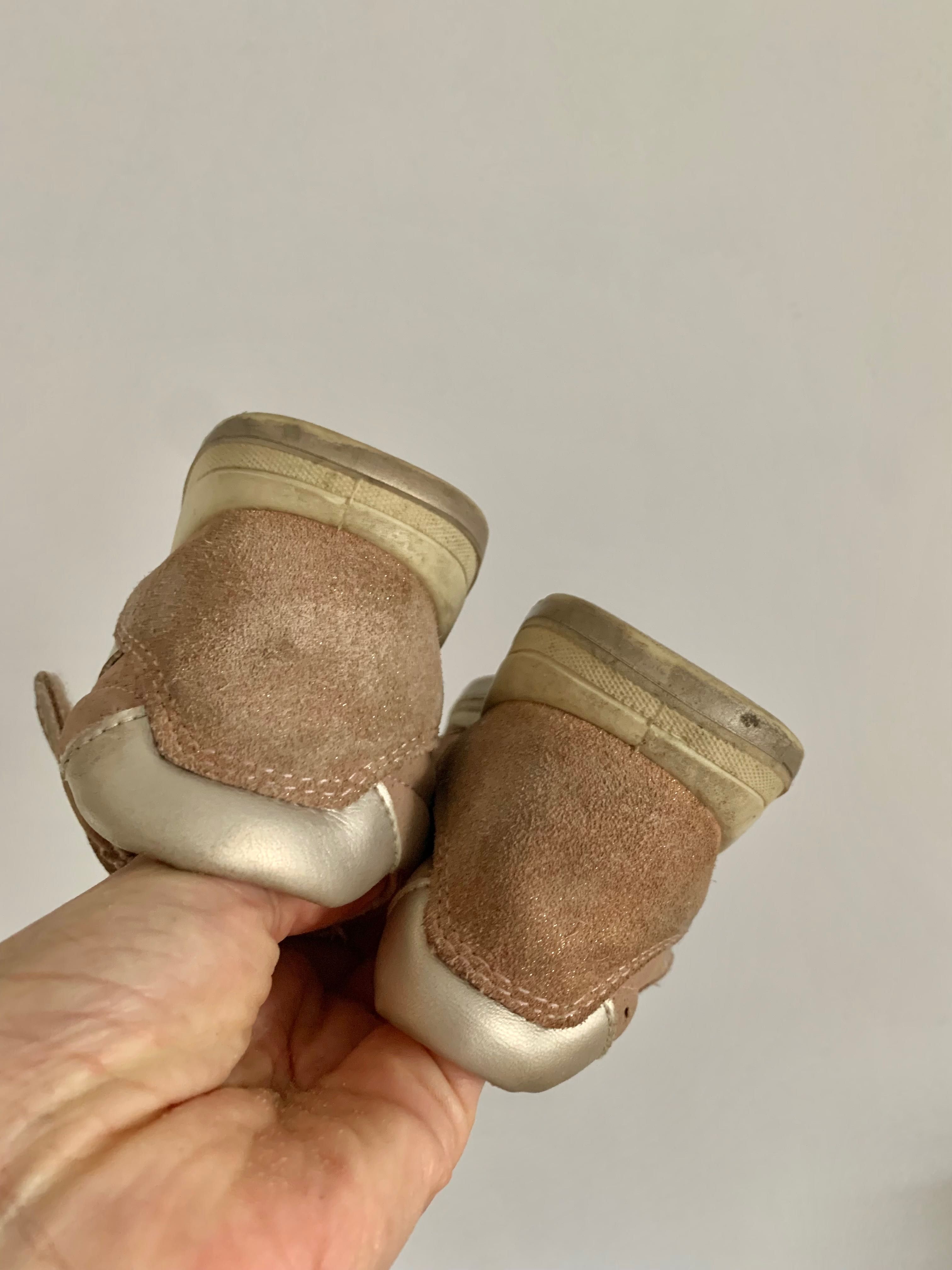 Zamszowe sneakersy Primigi dla dziewczynki, rozmiar 27