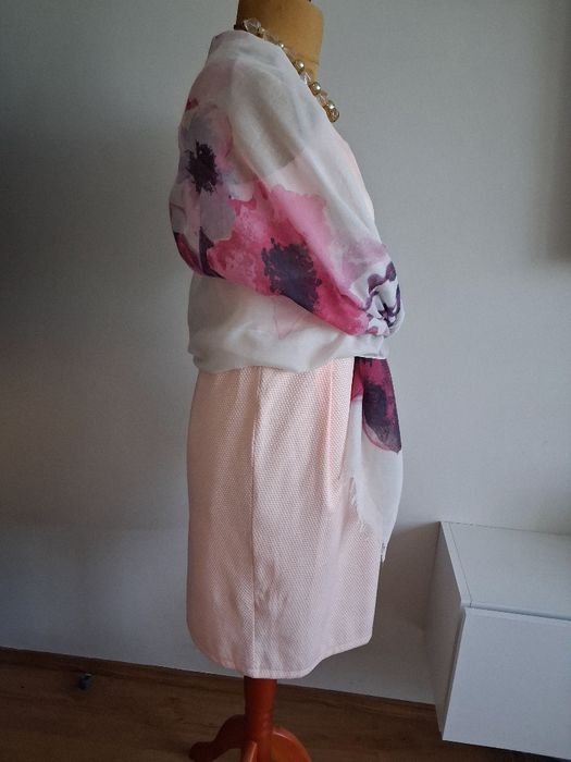Sukienka elegancka róż w łosoś z dopasowanym cieniutkim szalem r 40/42