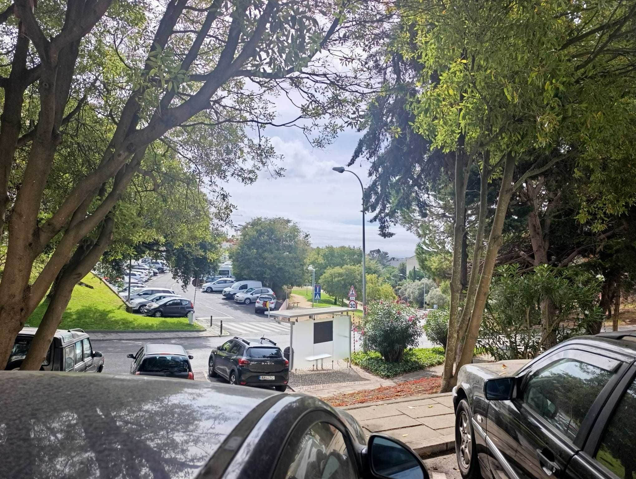 Aluga-se Garagem/Armazém - Paço de Arcos
