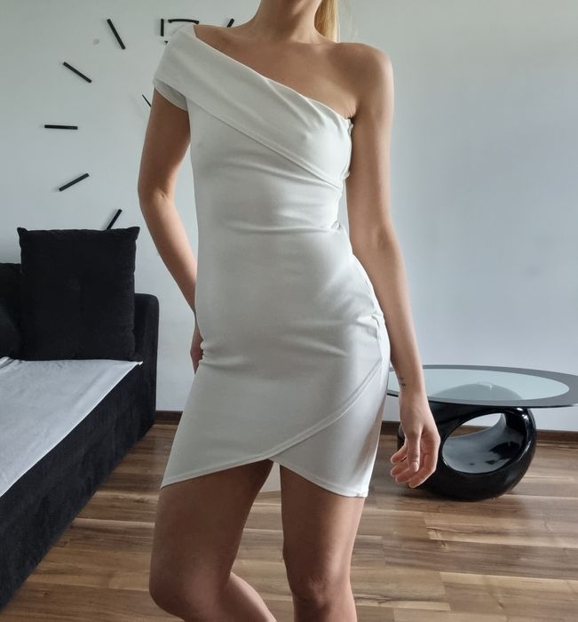 Missguided M 38 sukienka na jedno ramię biała ecru wesele chrzciny