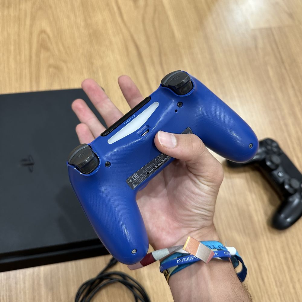 Ps4 slim 1Tb + 2 comandos + 2 jogos