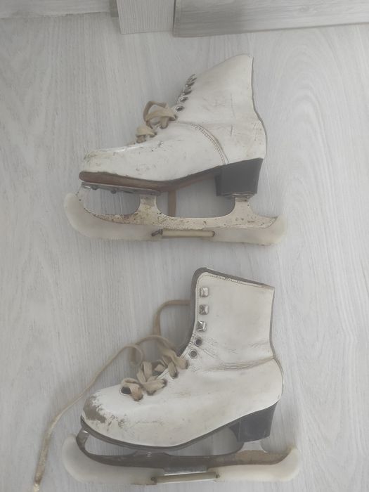 Продам коньки белые детские