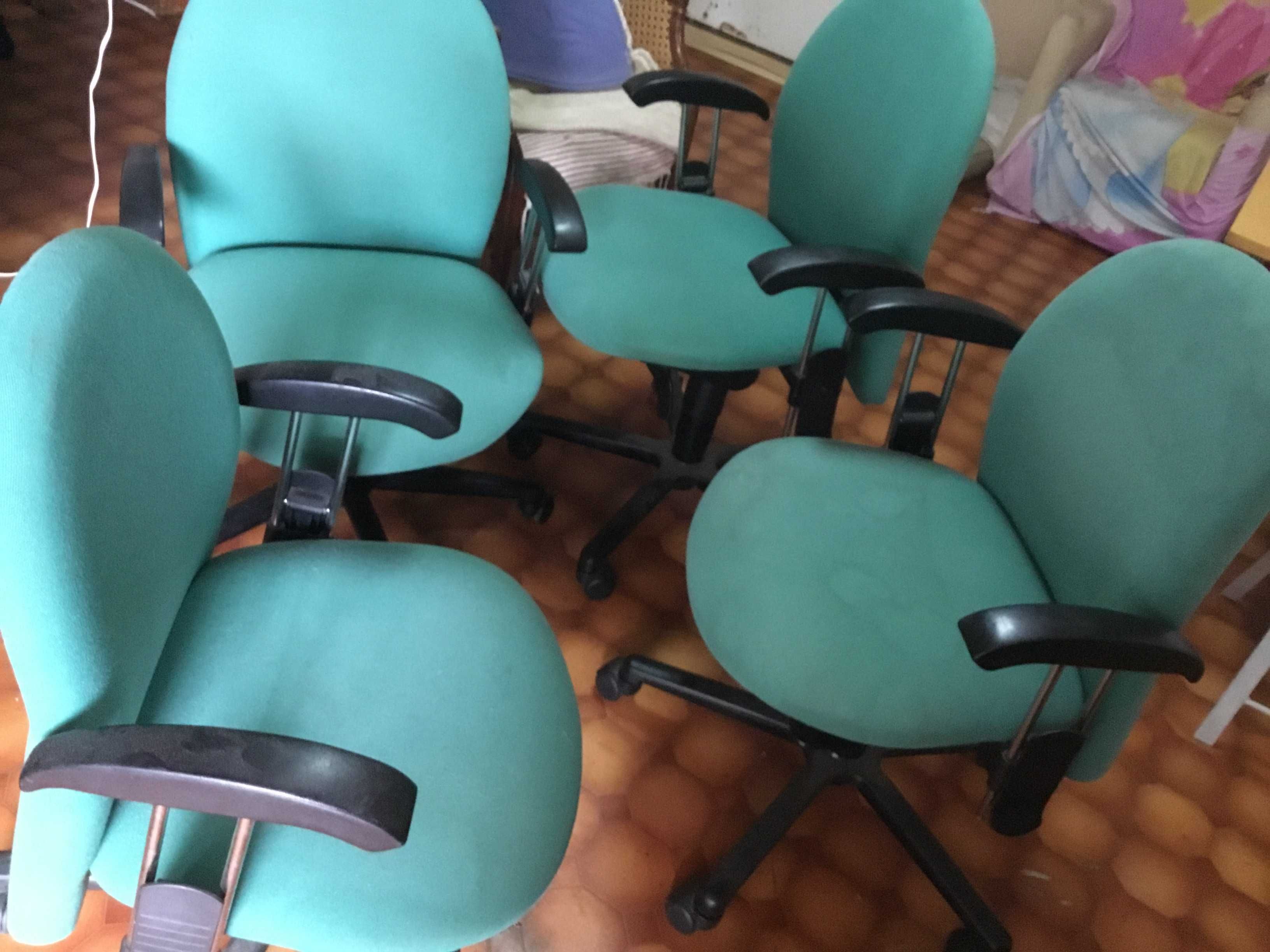 Conjunto cadeiras de rodinhas (4)