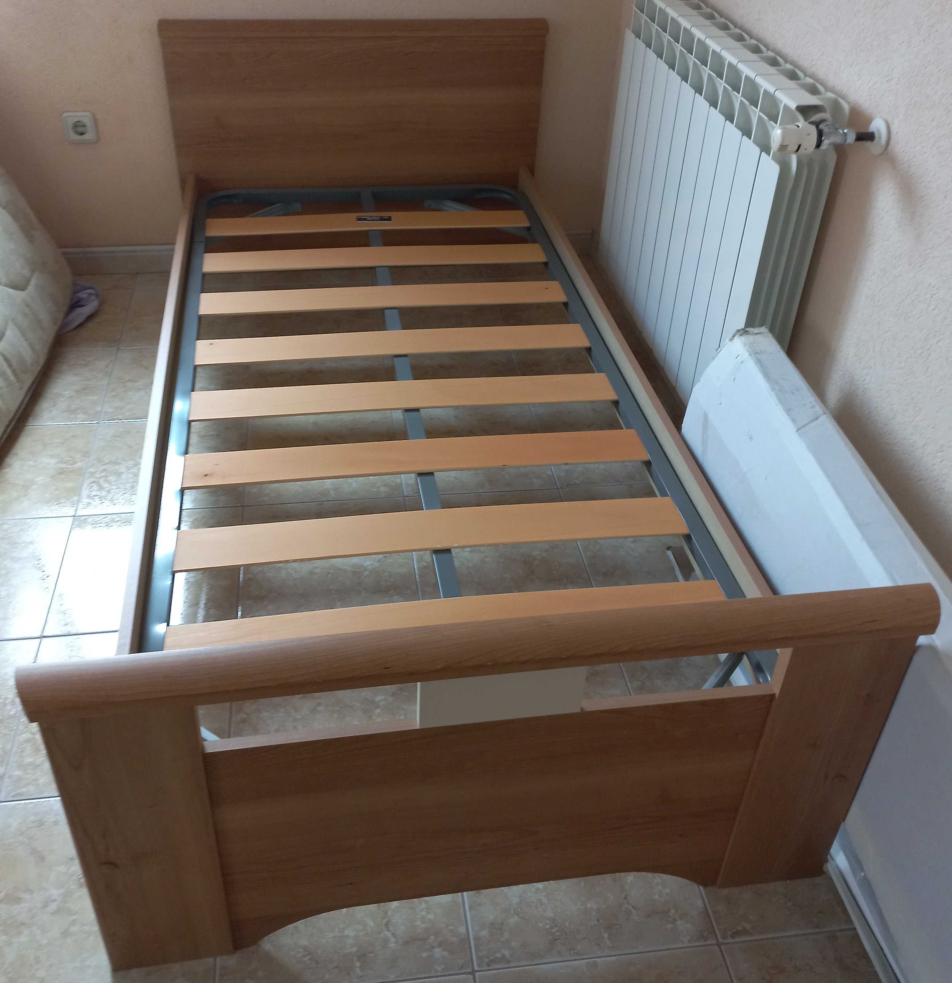 Cama para solteiro com estrado de ripas pouca usada e sem colchão