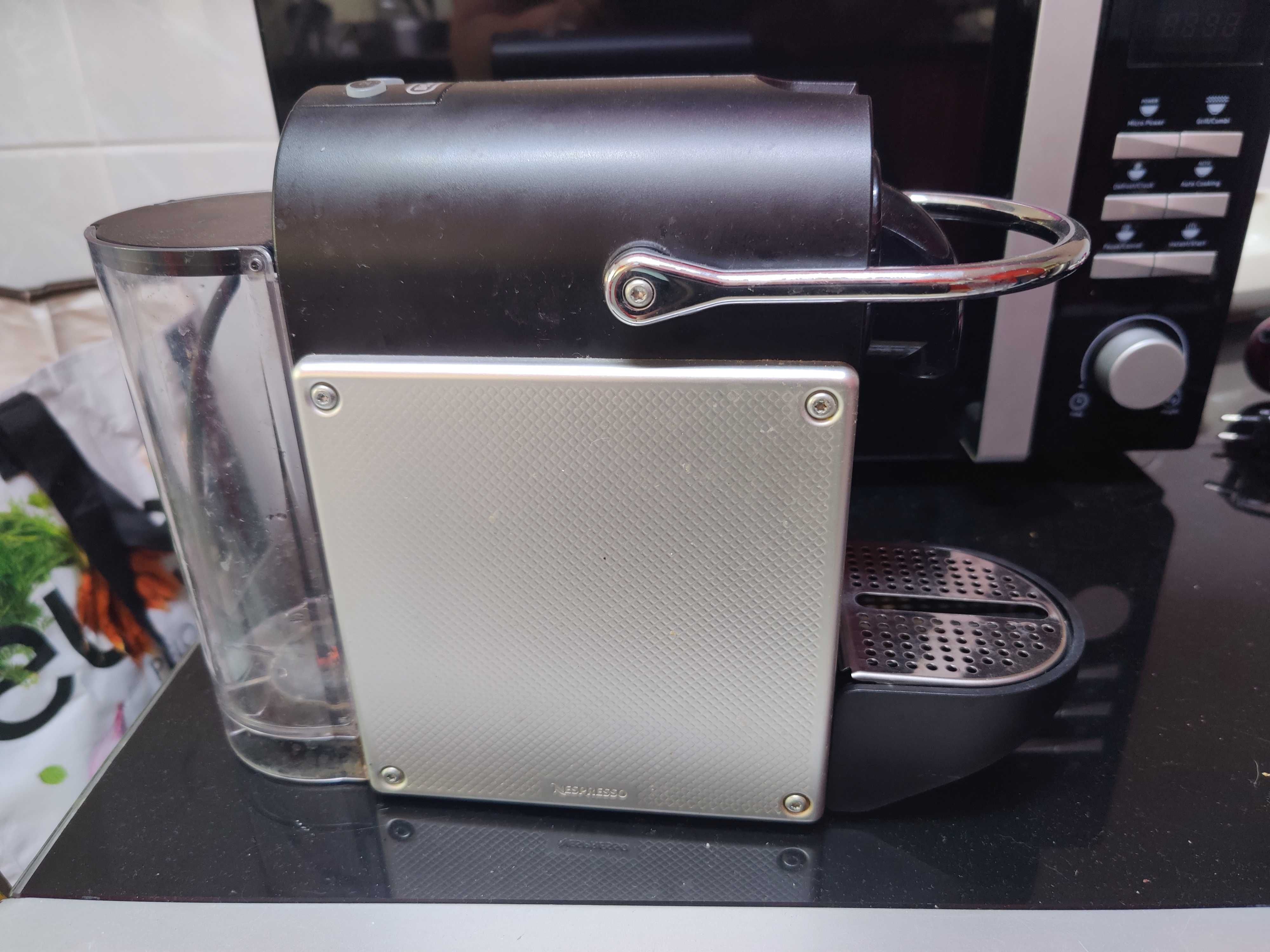 Máquina de café Nespresso DeLonghi