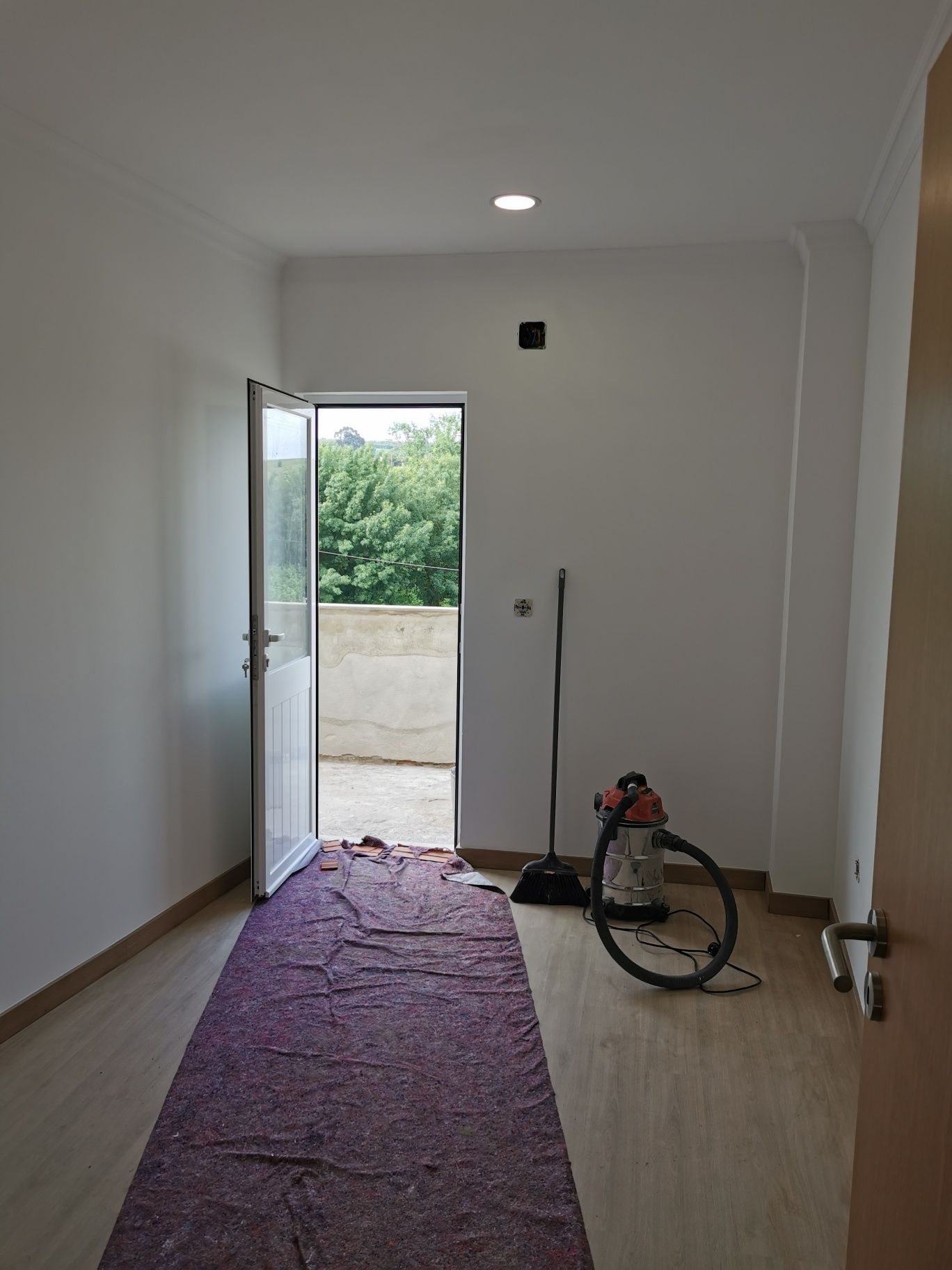Vende se moradia totalmente recuperada