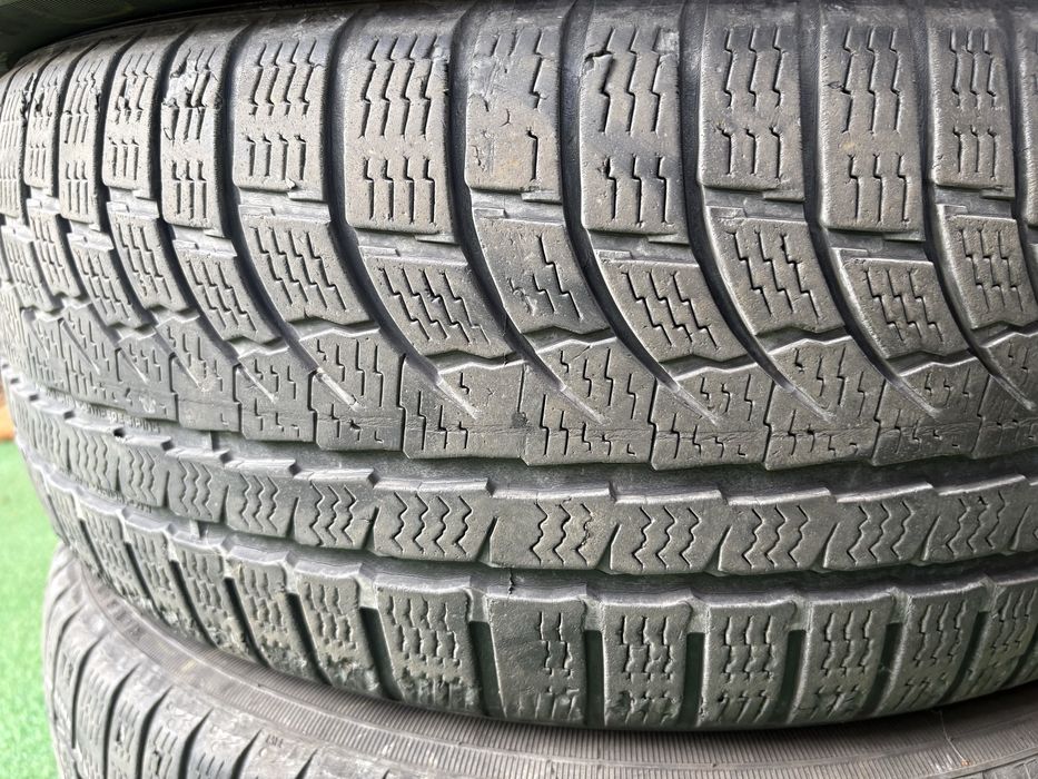 Opony zimowe 215/55/17 Nokiany