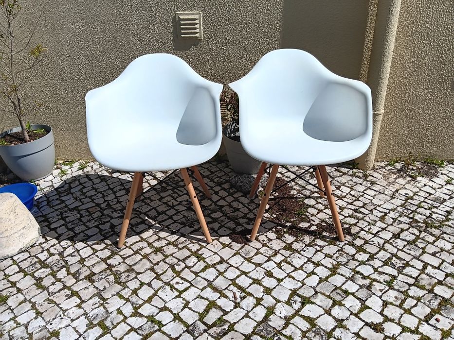 2 Cadeiras  Brancas com braços