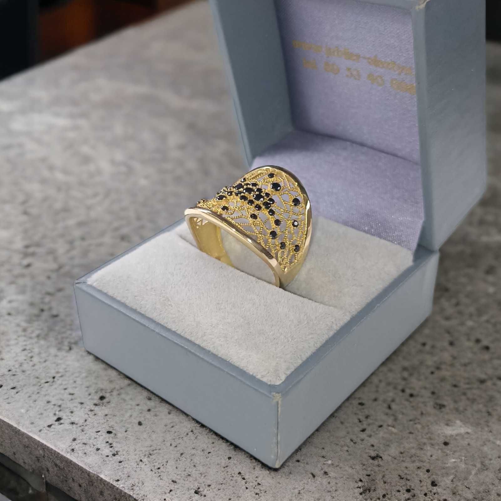 Złoty zdobiony pierścionek z czarnymi cyrkoniami 4,17g. roz. 18