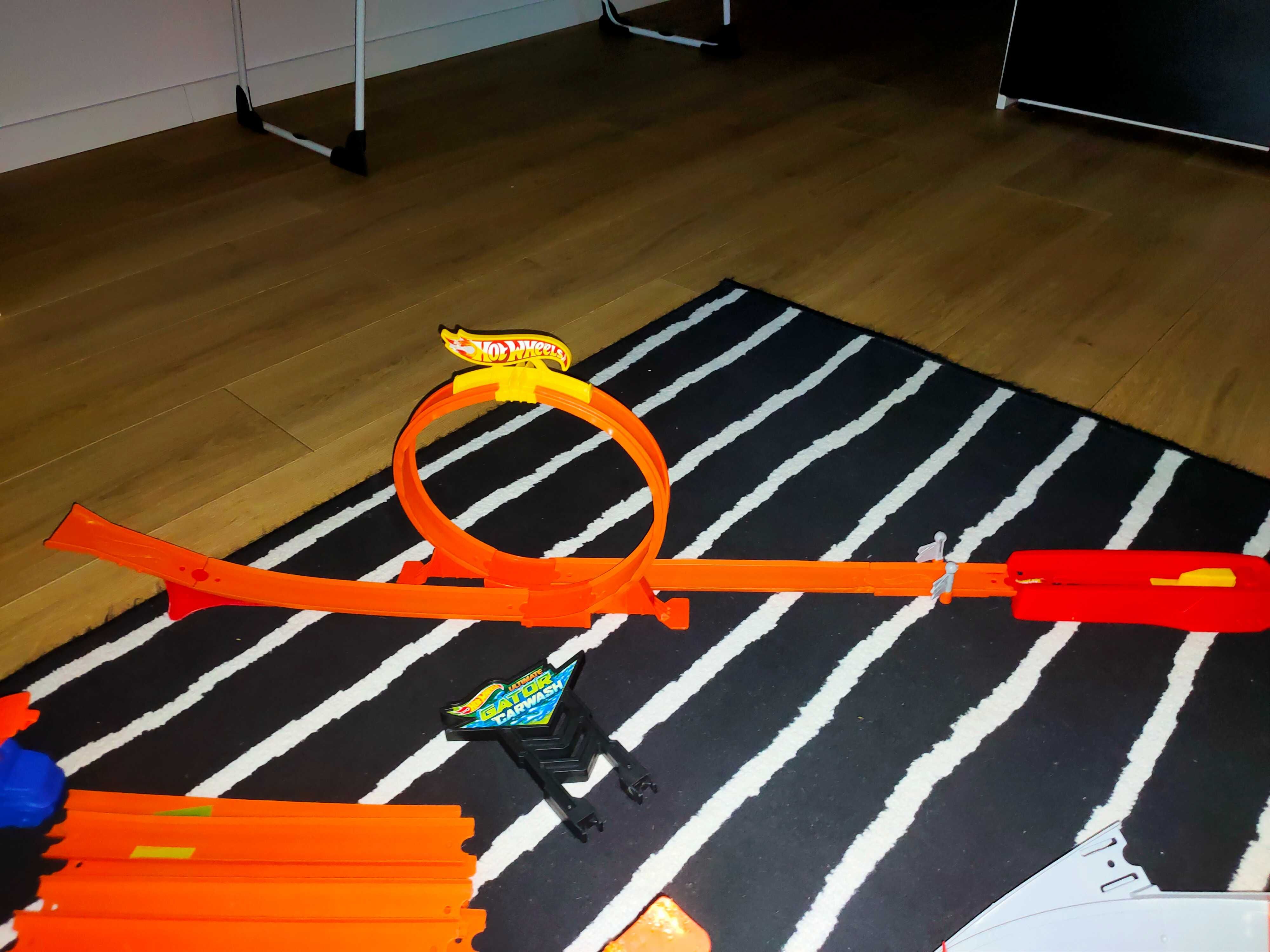 Hot wheels ultimate garage + megazestaw torów jakie można łączyć razem