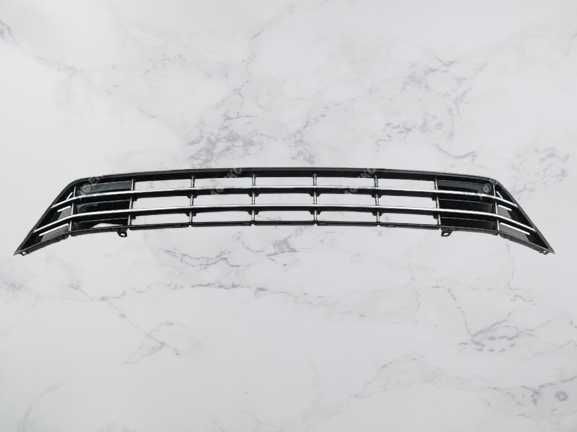 Передня решітка в бампер Volkswagen Passat B8 USA R-Line 561853671FFOD